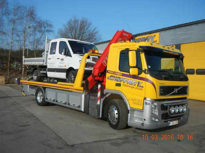 Camionnette chargée sur le plateau de la dépanneuse