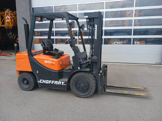 Chariot élévateur Doosan 30 aux couleurs Choffray