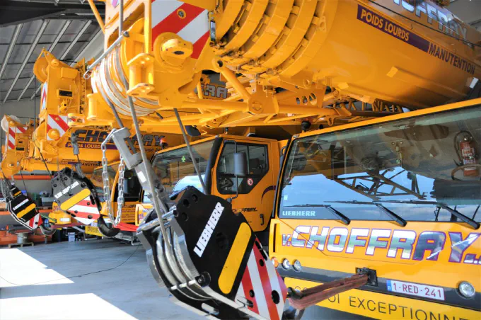 Grues mobiles Liebherr Choffray alignées au dépôt