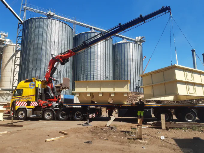 Déchargement de trémies métalliques près des silos