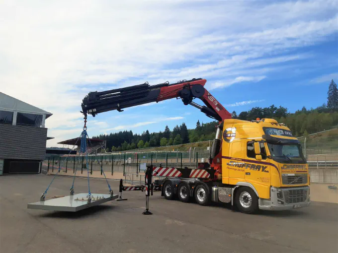 Levage d'une plaque métallique au tracteur-grue