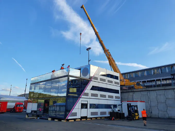 Montage d'un bâtiment modulaire à la grue