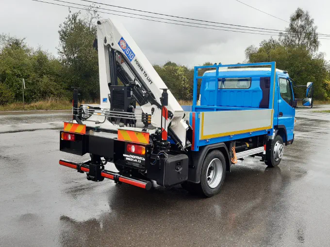 Grue HMF 610 montée sur un camion léger à plateau