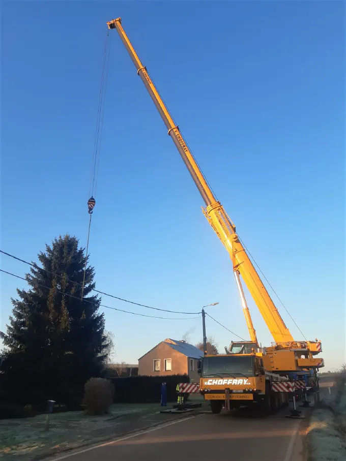 Grue déployée pour l'enlèvement d'un grand sapin