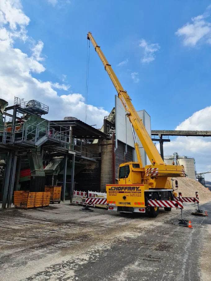 La grue à l'œuvre dans une usine de transformation du bois