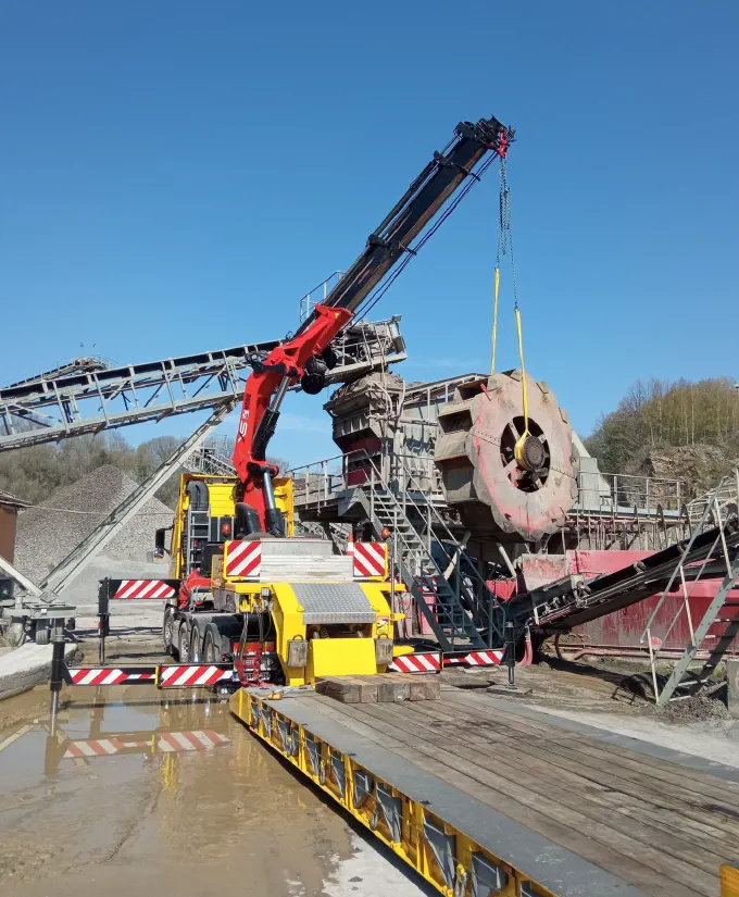 Levage d'une roue à godets en carrière