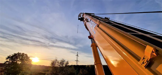 Flèche de grue Choffray au coucher du soleil
