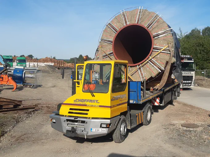 Le tracteur de manœuvre déplace une cuve calorifugée