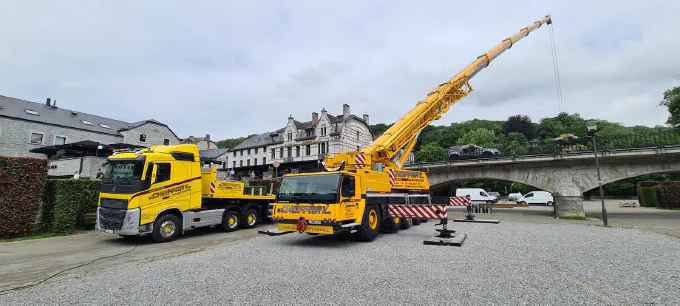 Mise en place de la grue près d'un pont en pierre
