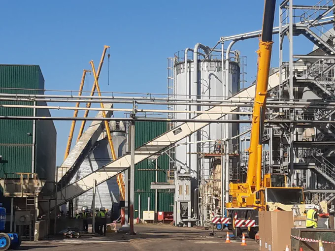 Plusieurs grues à l'œuvre sur un site industriel