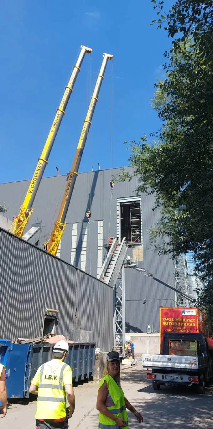 Deux flèches déployées au-dessus du hall industriel