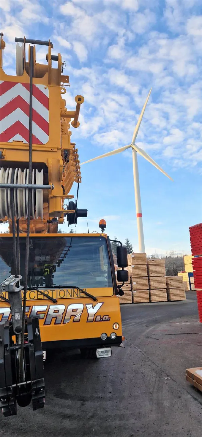 Grue mobile Choffray au pied d'une éolienne
