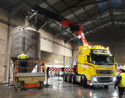 Pose d'un silo en intérieur avec le tracteur grue Volvo