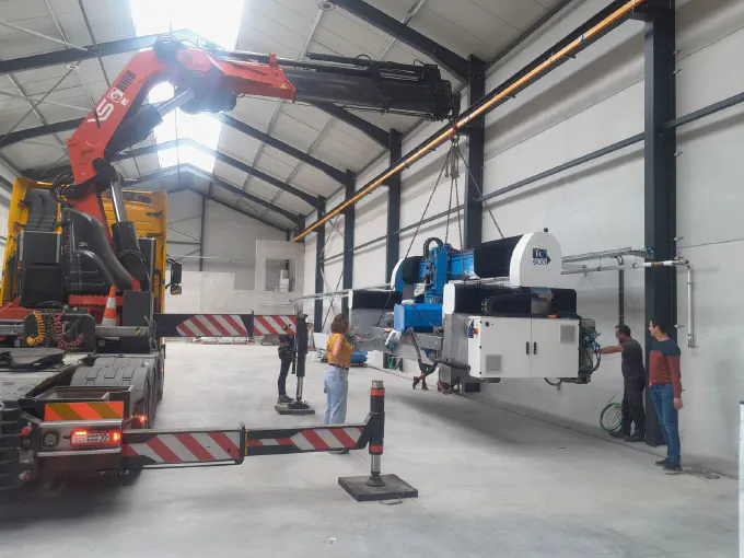 Installation d'une machine-outil dans un hall neuf