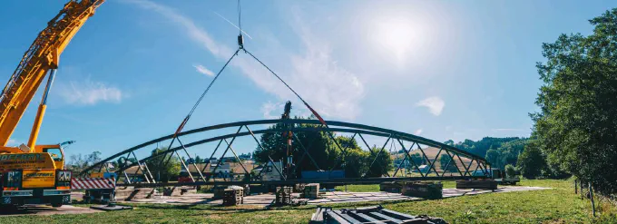 Levage d'une passerelle métallique en arc