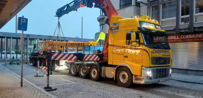 Transport d'éléments de grue en centre-ville