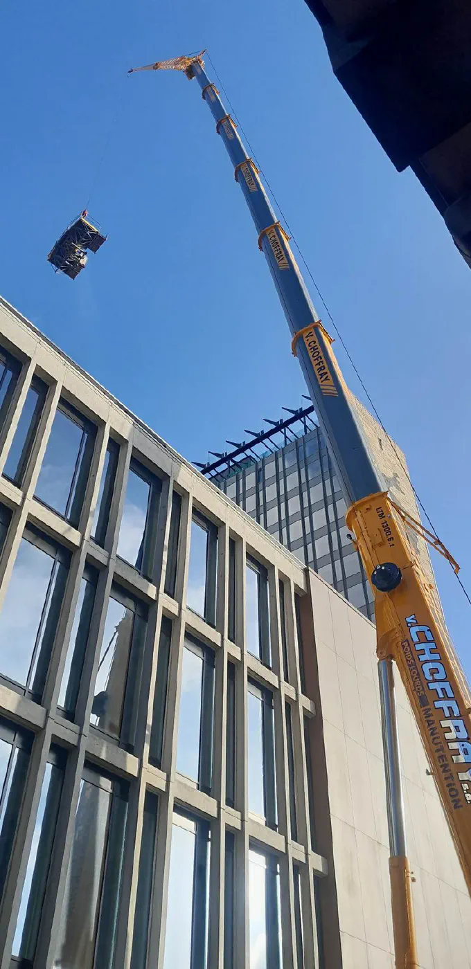 Levage au sommet d'un immeuble en construction