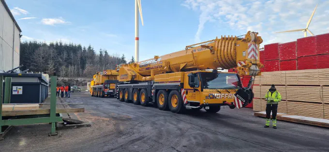 Le convoi de grues arrive sur le site de la scierie