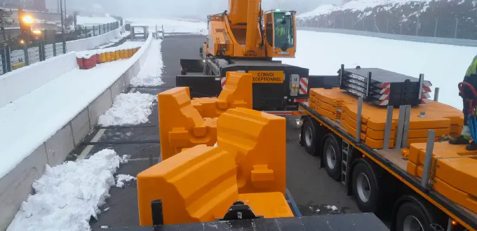 La grue et ses contrepoids sur le circuit enneigé