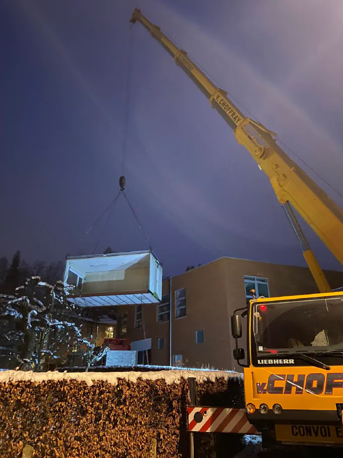 Levage nocturne d'un module préfabriqué