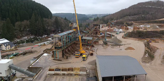 La grue dressée au milieu des installations de carrière
