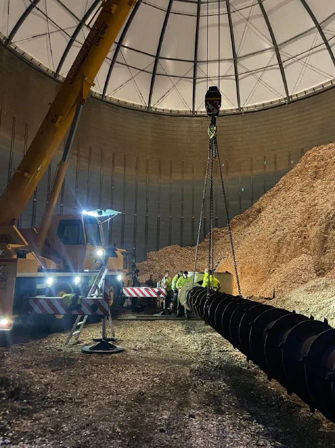 Levage d'une vis sans fin dans le silo à copeaux