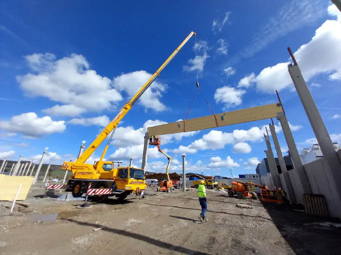Pose d'une poutre en lamellé-collé à la grue