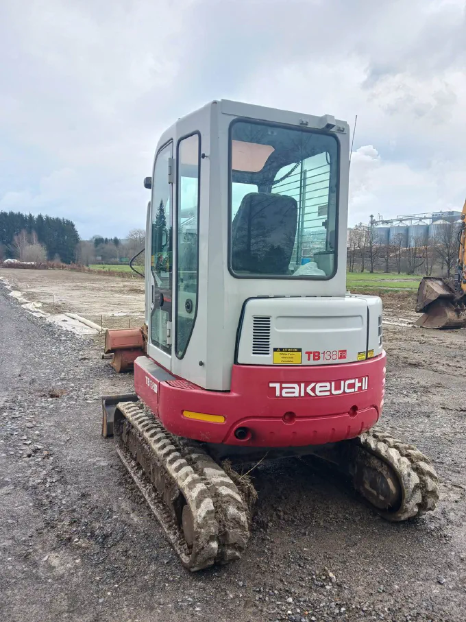 Mini-pelle Takeuchi TB138 sur chantier