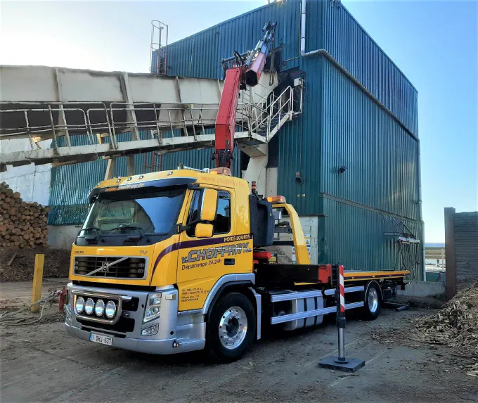 Camion-grue Volvo FM déployé sur un site industriel