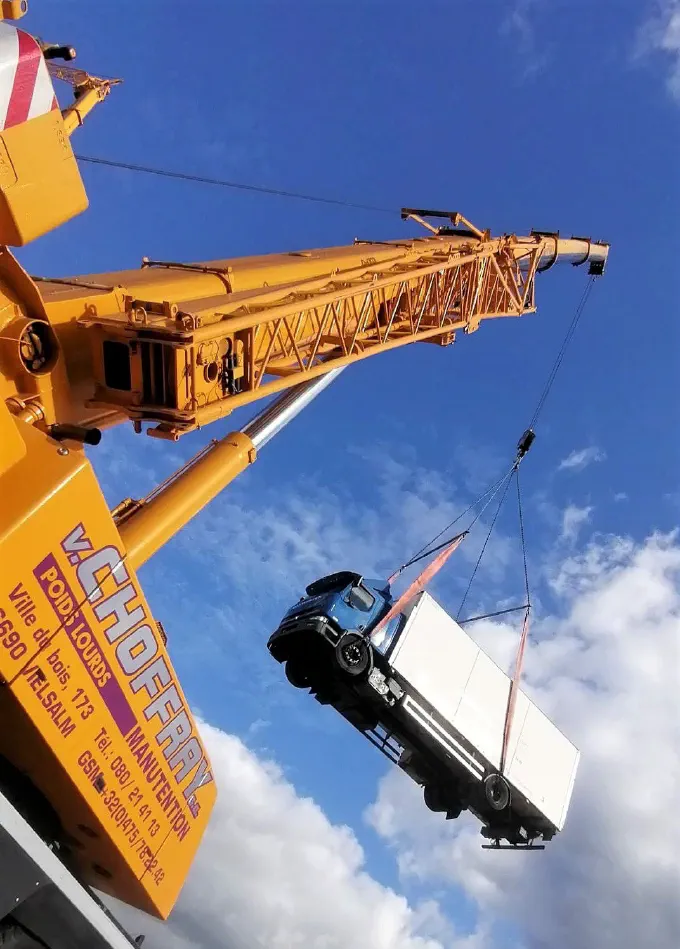 Levage d'un camion complet à la grue télescopique