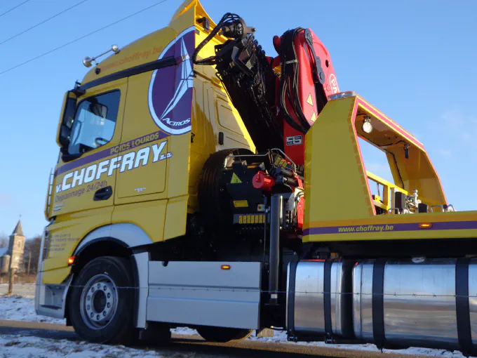 La grue PALFINGER repliée derrière la cabine de l'Actros