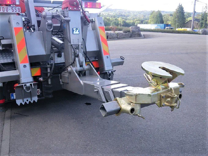 Bras de levage arrière avec attache de remorquage