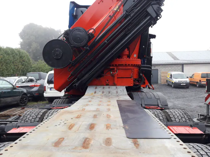 Montage de la grue 80 t : embase et treuil derrière la cabine