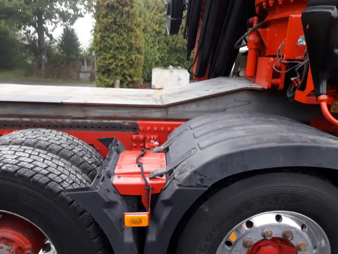 Détail du châssis pendant le montage de la grue 80 t