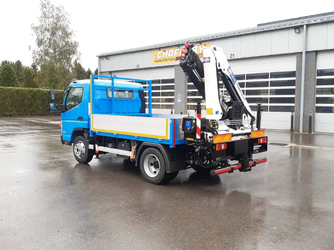 Camion plateau équipé d'une grue HMF