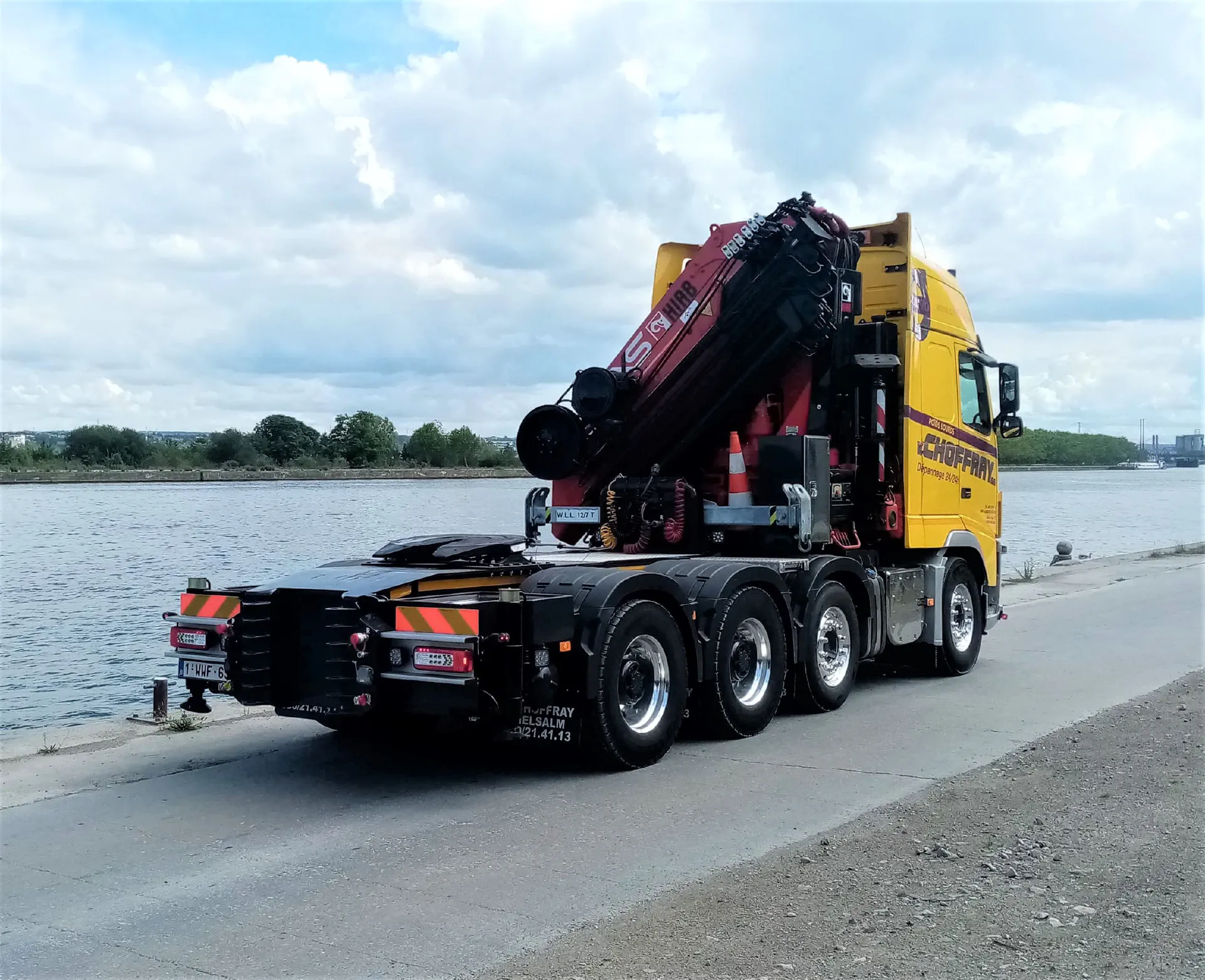 Tracteur grue Volvo FH16 de la flotte V. Choffray