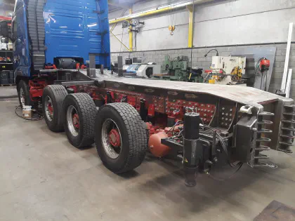 Grue 80T sur tracteur 8X4