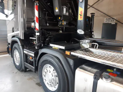 Système lève-conteneur HYVA 8X4 avec grue