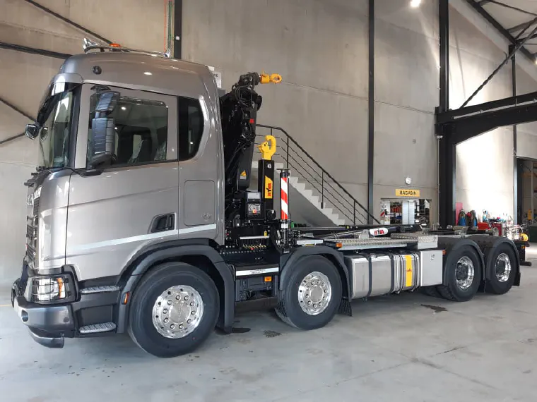 Système lève-conteneur HYVA 8X4 avec grue
