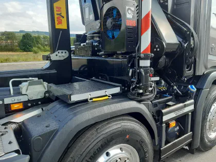 Système lève-conteneur HYVA 8X4 avec grue