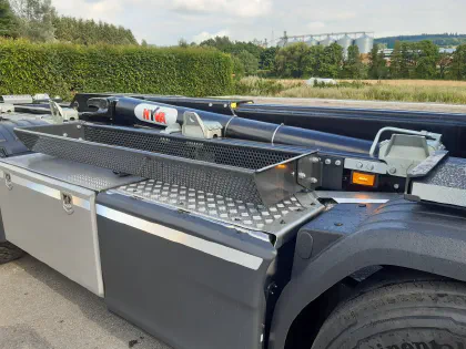 Système lève-conteneur HYVA 8X4 avec grue
