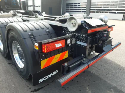 Système lève-conteneur HYVA 8X4 avec grue