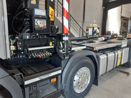 Système lève-conteneur HYVA 8X4 avec grue