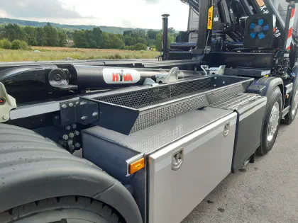Système lève-conteneur HYVA 8X4 avec grue