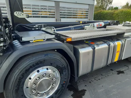 Système lève-conteneur HYVA 8X4 avec grue