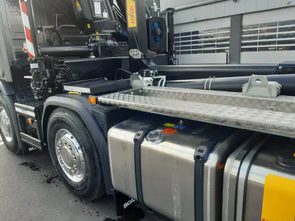 Système lève-conteneur HYVA 8X4 avec grue