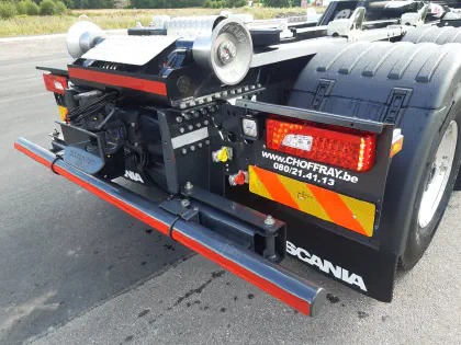 Système lève-conteneur HYVA 8X4 avec grue