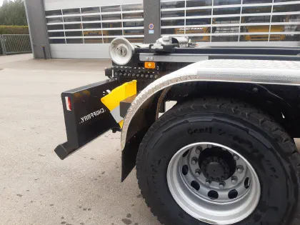 Système lève-conteneur HYVA 6X4 avec grue
