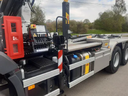 Système lève-conteneur HYVA 6X4 avec grue