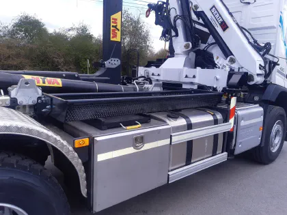 Système lève-conteneur HYVA 6X4 avec grue